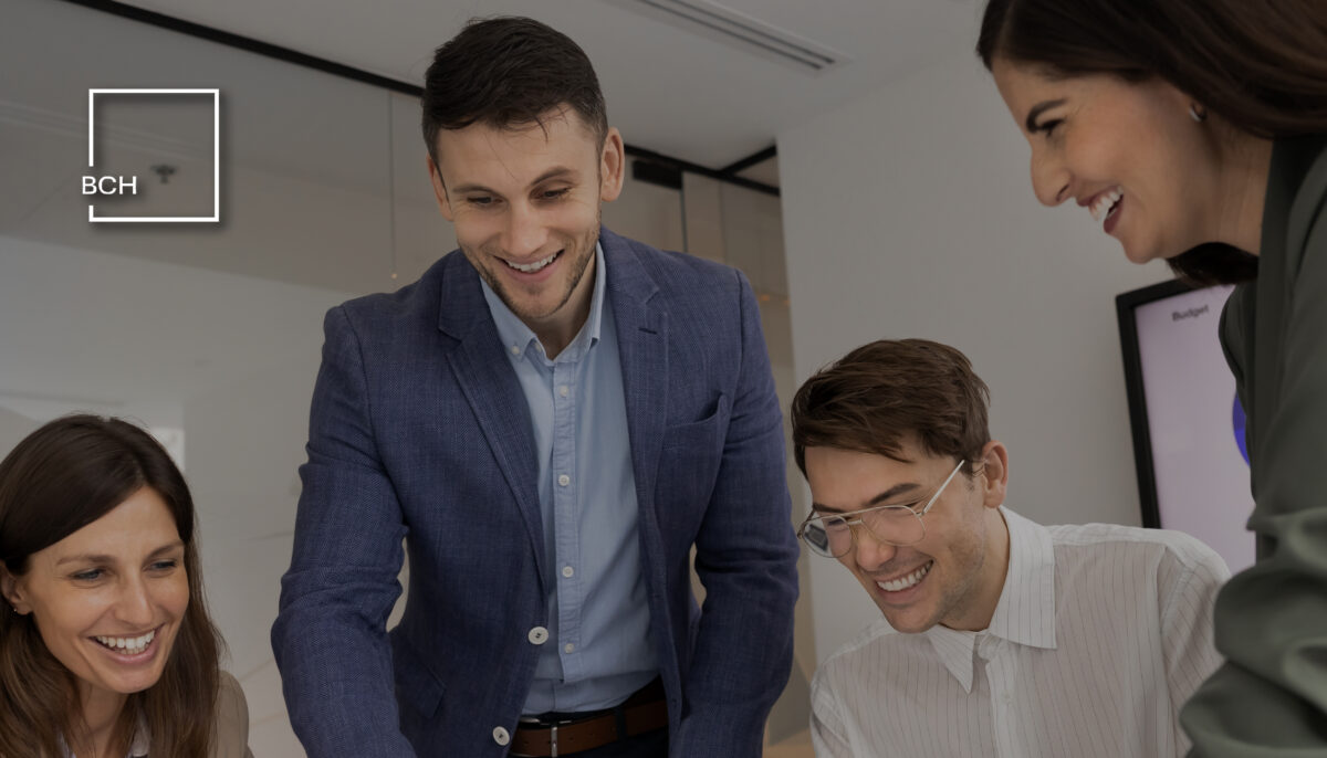 Team di lavoro in ufficio esamina report per la gestione aziendale manageriale.